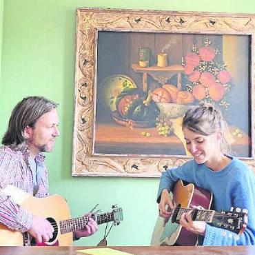 Konzert Valeska Steiner («BOY») & Trummer in Zweisimmen - Zwei Stimmen, zwei Gitarren. FOTO: ZVG