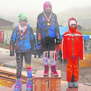 Céline Reichenbach und Benjamin Schenk sind Lauener Skiclubmeister 2024 - Podest Mini-JO-Cup Mädchen Jahrgang 2013 mit der Tagesschnellsten Lena von Siebenthal (Mitte), Jil Haldi (links) und Nina Oehrli (rechts).
