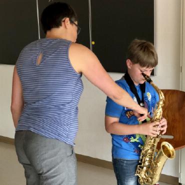 Nicht verpassen: Schnuppertag der MSSO! - Wie halte ich das Instrument richtig? Für was sind diese Klappen? Fragen, welche die Fachlehrkräfte gerne am Schnuppertag direkt beantworten. Sie freuen sich auf dich! FOTO: ZVG