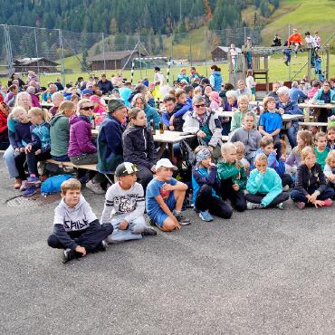 Wetterglück am 45. Arnenseelauf - Gespannt warten Kinder und Eltern auf die Rangverkündigung.
