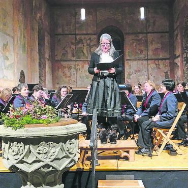 Stimmungsvoller Konzertabend in der Kirche Saanen - Mit breiten Hintergrundinformationen bereicherte Marianne Kellenberger den musikalischen Abend. FOTOS: VRENI MÜLLENER