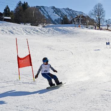 Jugendrennen Gstaad 2025 – Schnee, Spass und sportliche Höchstleistungen - Konzentriert geht es um die letzten Kurven.