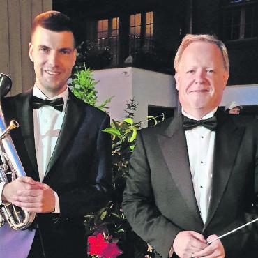 Ehre, wem Ehre gebührt - Gastsolist Tim de Maeseneer (links) und Gastdirigent Russell Gray. FOTO: LÉONIE MÜLLER