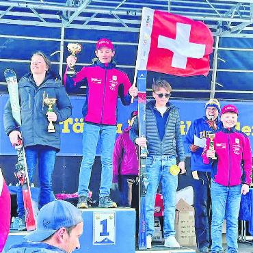 Super Resultate im internationalen Vergleich - Isaac Henchoz schnappte sich den Sieg im Riesenslalom bei den Jungs und jubelte mit Pokal und Fahne auf dem Podest. Fynn Brand durfte sich als Viertplatzierter auch über einen Pokal freuen.