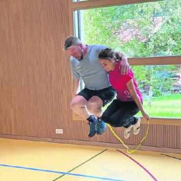 Ein gelungener Tag mit viel Unterhaltungspotenzial - Christof Walker und Newa Trummer beim gemeinsamen Springseilhüpfen der Teamdisziplin.