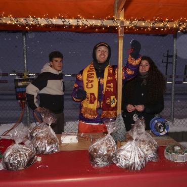 Ein helles Weihnachtslicht in der dunklen Winternacht