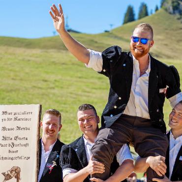 Gobeli Patrick mit Durchmarsch - Die Schwingkollegen verabschieden Zahler André (auf den Schultern). FOTOS: ZVG