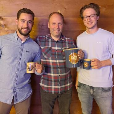 Erfolgreiche Vorrunde für den FC Sarina - Der abtretendePräsidentChristian Frey, umrahmt von den neuen Co-PräsidentenLuca von Grünigen und Pascal Annen.