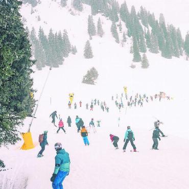 Zweite Ausgabe des Slopesound-Festivals findet Anklang - Ski- und Snowboardende folgen den Beats des DJs auf dem Pistenfahrzeug.