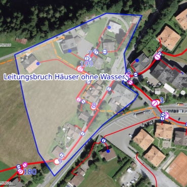 Leitungsbruch führt zu Strassensperre in Saanenmöser - Blau markiert ist das gestern betroffene Gebiet an der Saanenmöserstrasse; dort war die Wasserversorgung bis 19.00 Uhr unterbrochen. Rot eingezeichnet sind die Wasserleitungen.