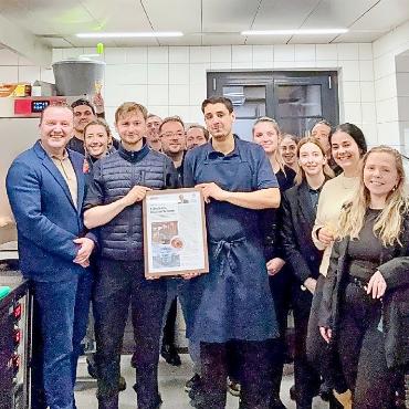 The Mansard Gstaad: 13 Gault-Millau-Punkte für Newcomer Tom Walter - Gemeinsam zum Erfolg: Das Team des The Mansard Gstaad feiert die 13 Gault-Millau-Punkte mit Head Chef Tom Walter.
FOTO: MIIRO THE MANSARD GSTAAD