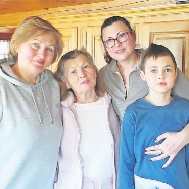 «Wenn dich jemand mit dem Auto mitnehmen will, Mama, bitte steig ein!» - Endlich in Schönried angekommen (von links): Olena Kyrylova, die die Flucht organisiert hat, mit Mama Ludmilla Kyrylova, Lena Dobrovolska mit Sohn Yvan. FOTOS: KEREM MAURER