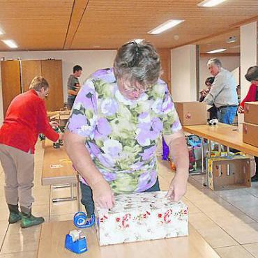 378 Weihnachspäckli aus dem Saanenland - Fleissig am Einpacken.