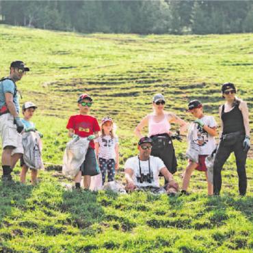 Erster Summit Foundation Clean-Up Tag in Gstaad - 32 Personen meldeten sich für die Aufräumarbeiten im Rahmen des Clean-Up Tages in Gstaad. FOTO: © ZIMYDAKID