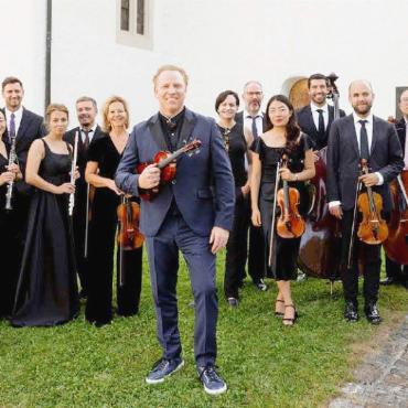 Das Gstaad Menuhin Festival Orchestra ist auf Asienreise - Trägt den Geist von Gstaad nach Asien: Daniel Hope, neuer Intendant des Gstaad Menuhin Festivals, mit dem Gstaad Menuhin Festival Orchestra. FOTO: BAILEY DAVIDSON
