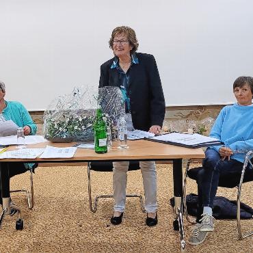 Volkshochschule Obersimmental-Saanenland zwischen Sparmassnahmen und überraschendem Personalwechsel - Führten durch die Versammlung: v.l. Helen Begert, abtretende Geschäftsstellenleiterin, Brigitte Zahnd,
Vereinspräsidentin, Anita Reichenbach, neues Vorstandsmitglied.  FOTOS: MARTINA HALLER