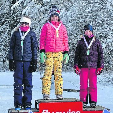 Langlauf Cross Schönried – was für ein Glück! - Das Podest der Mädchen U12: Siegerin Livia Lüthy (Mitte) zwischen der Zweitplatzierten Michelle Künzi (links) und Sofia Lüthi auf Rang 3.