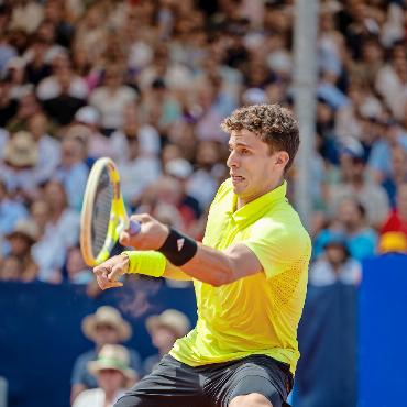 Alexander Bublik feiert seinen ersten Sandplatz-Titel - Finalist Juan Manuel Cerúndolo überzeugte mit sicherem Sandplatzspiel und furiosem Auftreten: Er schaltete den topgesetzten Ruud aus und erreichte seinen zweiten ATP-Final. Die Belohnung: Ein Karierrehoch auf Rang 81 und die Rückkehr in die Top 100.