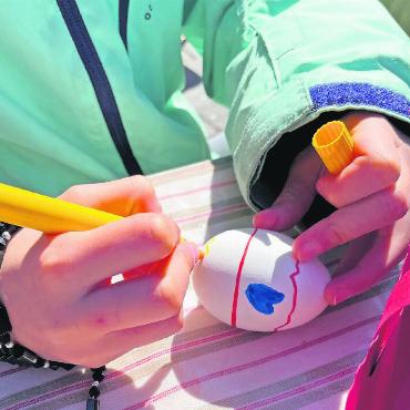 Stand des Frauenvereins Saanen am Ostermäret - Die Kinder durften ihrer Fantasie beim Ostereierbemalen freien Lauf lassen.