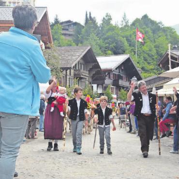Gstaad Züglete 2022 – ein Publikumsmagnet - Die Züglete von Johann von Grünigen, herzlich begrüsst vom Publikum, wird angeführt von verschiedenen Generationen. FOTO: LUCA DIAMANTE