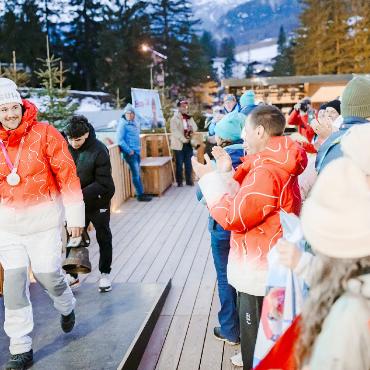 Trotz Sturz erfolgreich: Fabrice von Grünigen gewinnt paralympisches Silber - Grosser Applaus für den Saaner: Nach seiner Silbermedaille im Banked Slalom wird Fabrice von Grünigen im Olympiadorf von Fans und anderen Paralympics-Teilnehmenden gefeiert.  FOTOS: SWISS PARALYMPIC/GABRIEL MONNET