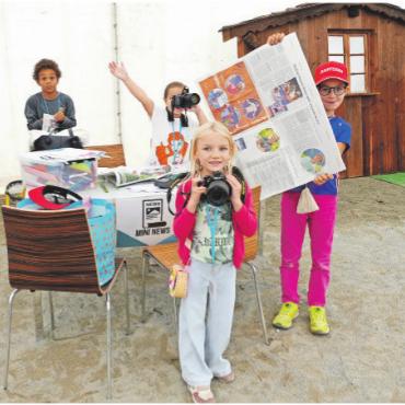 Jahresrückblick 2025 – Kultur, Gesellschaft und Umwelt: Zusammenhalt, Wandel und kulturelle Strahlkraft - Die Journalistencrew im Einsatz beim Projekt Mini-Gstaad. Von links: Aden, Leila, Ladina und Chiara. FOTO: SONJA WOLF