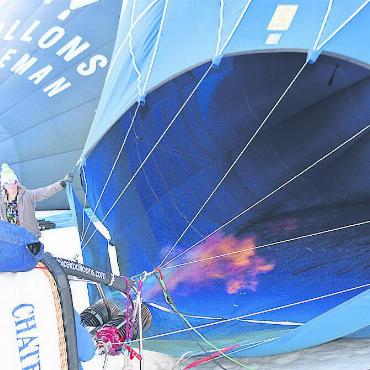 Ballonfahrt mit einem Champion - Pilotin Amanda Brodbeck beim Füllen des Ballons mit Luft, die daraufhin erhitzt wird und so den Ballon steigen lässt. FOTOS: SONJA WOLF
