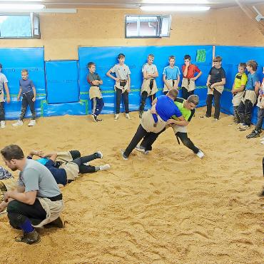 Der Jungschwingsport boomt – doch der Platzmangel zwingt die Schwingklubs zum Handeln - 31 «Büeblä» unter der Leitung von Ueli Moor junior beim Training im Schwingkeller in St. Stephan. FOTO: LUZIA WYSSEN