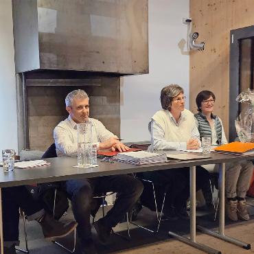 Heimatwerk Saanen: ein Pfeiler lokaler Handwerkskultur - Der Vorstand des Heimatwerks Saanen: v.l. Dana Berchten, Herbert Walker, Eveline Mösching, Anita Zmoos und Marcel Burri.