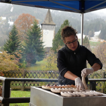 «Glänzt wie früsch!» – Altersheim Sunnebühl feiert Jubiläum und Sanierung - Daniela Bangerter am Grill. 