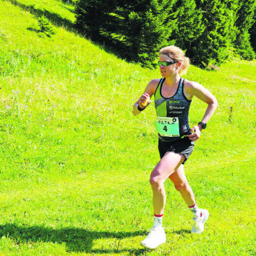 Schweizer Dominanz am Glacier 3000 Run - Nach über 15 Kilometern erreicht Petra Eggenschwiler die Reusch. FOTO: JONATHAN SCHOPFER