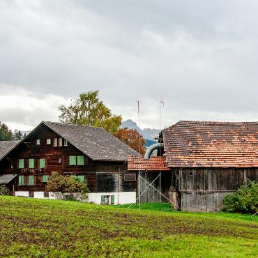 Plötzlich waren die Einsprachen vom Tisch - VISUALISIERUNG OBEN: G. HAUSWIRTH ARCHITEKTEN AG FOTO UNTEN RECHTS: KEREM MAURER