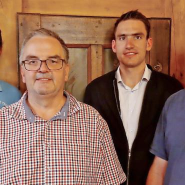 Regierungsstatthalterkandidaten an der GV der SVP Saanen - Der Präsident der SVP Saanen bedankt sich bei Toni von Grünigen für seine jahrelange politische Tätigkeit. Er freut sich, Roland Reichenbach und Simon Bach als neue Vorstandsmitglieder im Parteivorstand zu begrüssen. V.l. Roland Reichenbach, Mario Hählen, Simon Bach und Toni von Grünigen. VRENI MÜLLENER