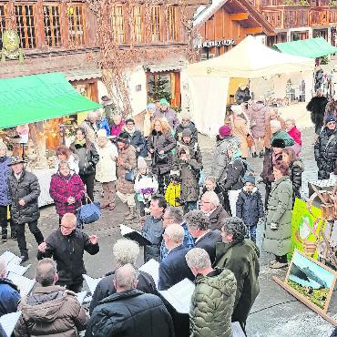 Stimmungsvoller Weihnachtsmarkt in Saanen - Vor dem Menuhin Center in Saanen sangen die Männer des «Echos vom Olden» aus voller Kehle. Die Zuhörenden, dicht an dicht gedrängt, waren auch deshalb erfreut, weil die Wärme ausstrahlenden Lieder auch ihre schlotternden Körper erwärmten.