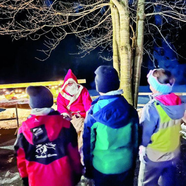 Der Samichlous unterwegs im Saanenland - Beim neu eröffneten und in wunderschöner Adventsstimmung hergerichteten «Sunnestübli» lauschte der Samichlous den Versen der Kinder, während Gross und Klein bei warmem Punsch und Glühwein das gemütliche Zusammensein geniessen konnte. FOTO : I . MATTI/DO TURBACH