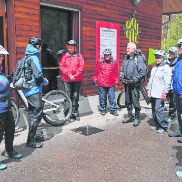 Erster E-Bike-Kurs für wetterfeste Seniorinnen und Senioren - Die Teilnehmenden sind versammelt zur ersten Instruktion.