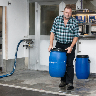 Der Kreislauf der blauen Fässer - Robert Aellen holt die mit Speiseresten gefüllten Fässer regelmäsig in den Betrieben ab. (Fotos: AvS)