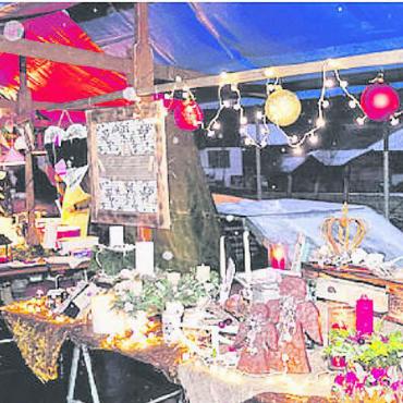Weihnachtsstimmung und musikalische Unterhaltung in Gsteig - Am letzten Adventsmarkt 2020 in Feutersoey. FOTO: ZVG