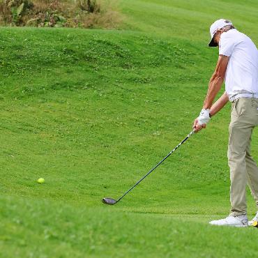Zwei Holes-in-One auf dem Golfplatz Saanenmöser - Er kann es noch: Golflehrer Christian Lüdemann. FOTO: ADRIAN RUCH