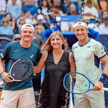 Schweizer Emotionen, internationale Überraschungen – Gstaad kommt in Fahrt - Kleine Anekdote vom Center-Court: Als Casper Ruud Timea Bacsinszky bat, die Münze dieses Mal «richtig» zu werfen, konterte sie schlagfertig, dass er 2022, als sie die Münze ein wenig ungeschickt nach vorne warf, schliesslich in Gstaad gewonnen hätte... Ihr spezieller Münzwurf – sein Glücksbringer? FOTO: BREAKPOINT IMAGES/EFG SWISS OPEN GSTAAD 2025