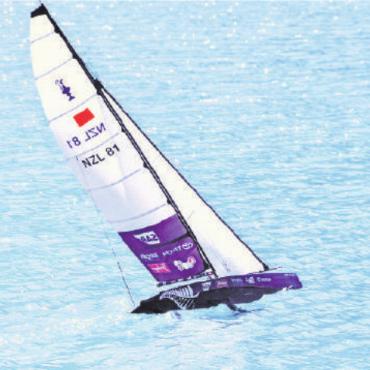 Golf und Yachting bei Sommerwetter und mit Sportbegeisterung - Segler gleitet über das Wasser auf dem Hornbergsee.