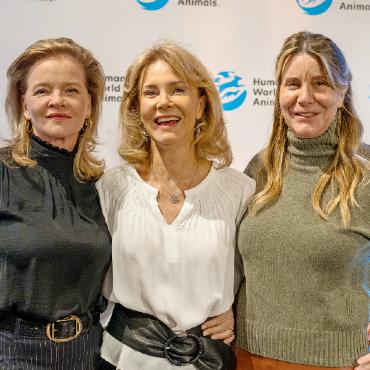 Gstaad engagiert sich für Humane World for Animals - Caro von Saurma (vlnr), Vera de Lesseps und Clarina Hocke-Notz organisierten den Anlass.