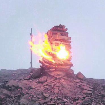 Alles Gute zum Geburtstag, liebe Schweiz! - Eindrückliches Höhenfeuer trotzt stürmischem Wetter. FOTO: ZVG