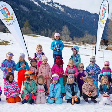 Corinne Reichenbach und Daniel Schenk sind Lauener Clubmeister 2025 - Stolze «Schoggola»-Besitzerinnen.