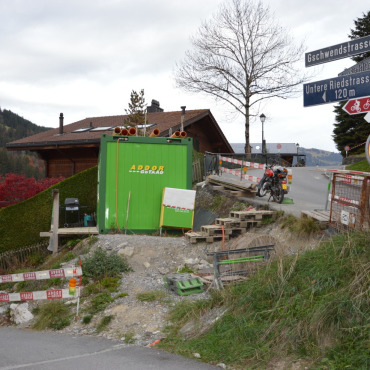 Das Apfelbäumchen in Sicherheit - Auch wenn im Moment der Baucontainer das gesamte Bort vereinnahmt, bleibt doch der Platz fürs Apfelbäumchen der SOW reserviert. (Foto: AvS)