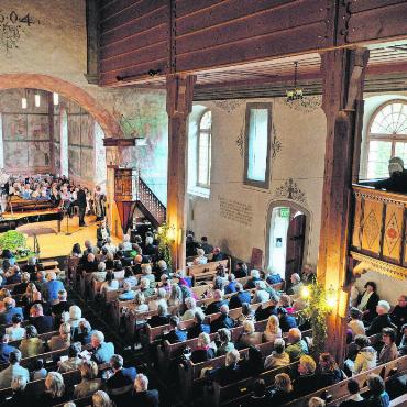 Tiefe Empfindung einer melancholischen Seelenverfassung - Volle Kirche: Viele Zuschauende wollten sich Franz Schuberts Liederzyklus «Winterreise» nicht entgehenlassen. FOTOS: RAPHAEL FAUX
