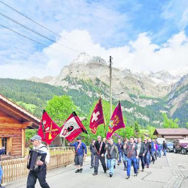 Viele Teilnehmende am grössten Schützenfest der Welt - Umzug durchs Dorf.