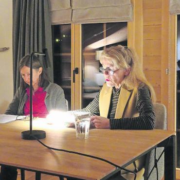 Auf der Suche nach der schieren Wahrheit - Die Autorin Ursula Hasler (rechts) las im Hotel Alpenland aus ihrem Roman «Die schiere Wahrheit». Liliane Studer führte die Moderation. FOTOS: VRENI MÜLLENER