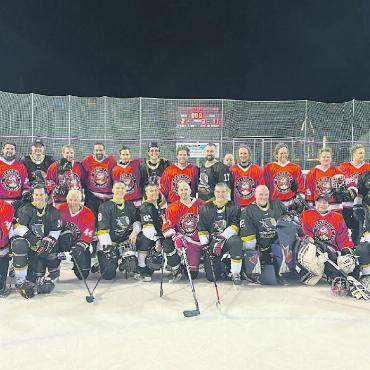 Abschlussmatch gegen Kanada - Auf dem Gruppenfoto die Mixed-HCGSL-Spieler (in den roten Shirts): stehend v.l. Marco Romang (Schiedsrichter), Martin Kusak, Ben Worbs, Sandro Reuteler, Marco Nigg, Beat von Allmen, Nils Grünig, Matthias Ludi, Marco von Allmen, Marius Mosimann, Christoph Romang, Bernhard Ludi, Michael Wälchli; kniend v.l. Joe Bürki, Rolf Wenger, Roland Haldi, Martin Brand (best player HCGSL). FOTO: ZVG