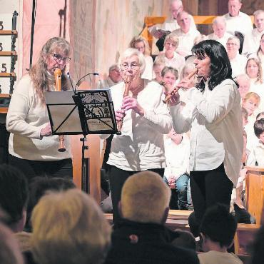 Berührende Aufführung der «Bisse-Wiehnachte» - Von links: Martina Reichenbach, Huldi Reichenbach und Sabine Kunz.